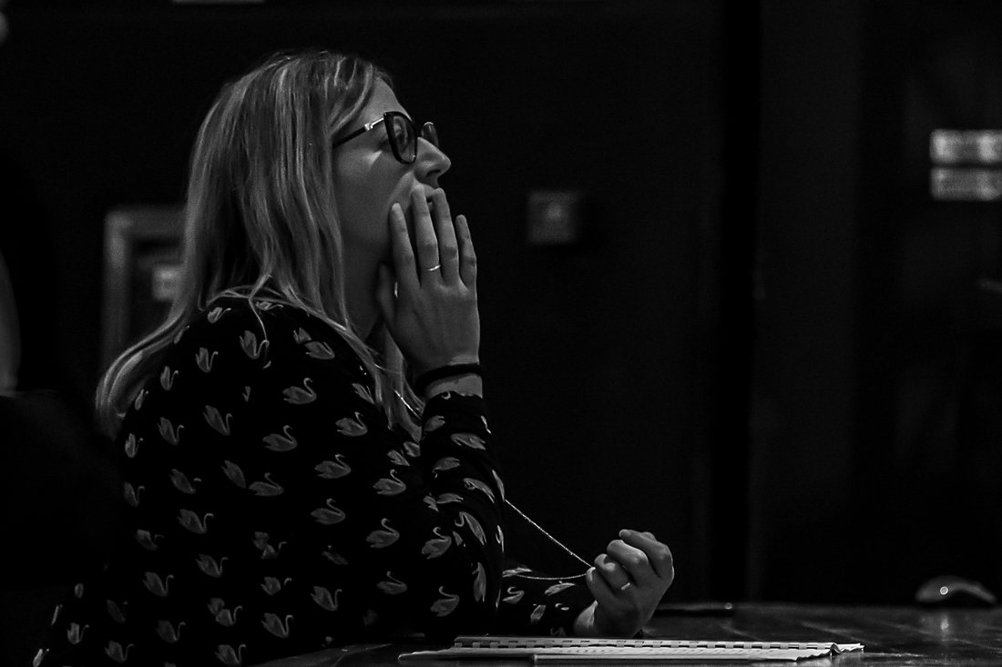 Paola Ferrari, ritratto in bianco e nero a un tavolo di lavoro in penombra
